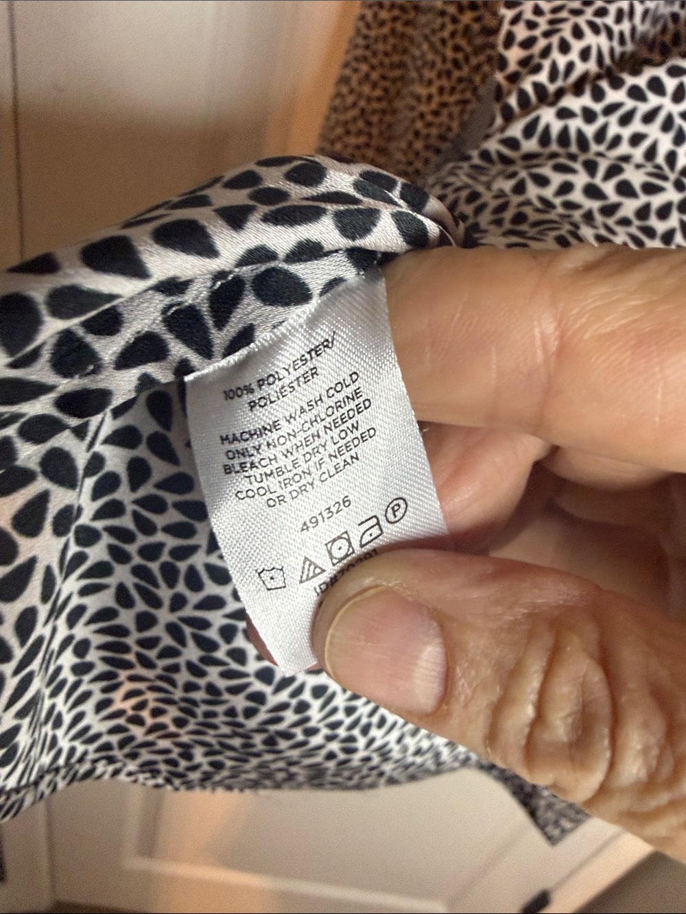 Ann Taylor Black & White Printed V-Neck Ruffle Blouse - Picture 5 of 5